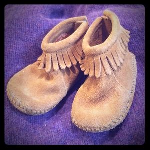 Minnetonka toddler fringe boots size 5